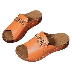 Ciabatte da donna con zeppa e punta aperta, con decorazione catena dorata arancio