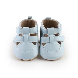 Vorderansicht hellblauer Babysandalen mit weicher Sohle und atmungsaktivem Design