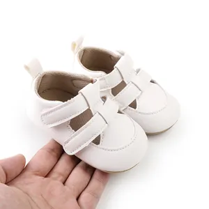 Nahaufnahme von weißen, atmungsaktiven Baby-Sandalen für Neugeborene mit Klettverschluss
