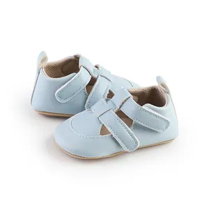 Detailansicht der hellblauen atmungsaktiven Lauflernschuhe mit Klettverschluss