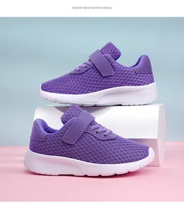 Detalle de zapatillas de running de malla morada para niñas con correas de velcro