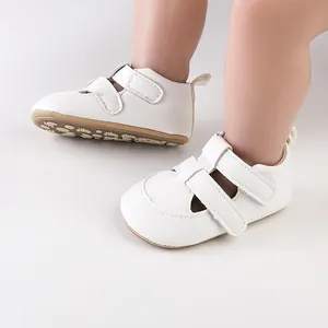 Detailansicht der weißen, atmungsaktiven Baby-Lauflernsandale mit Klettverschluss
