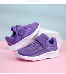 Vista detallada de zapatillas de malla morada transpirable con cierre de velcro.
