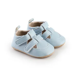 Detailansicht der atmungsaktiven hellblauen Babylauflernschuhe mit Klettverschluss