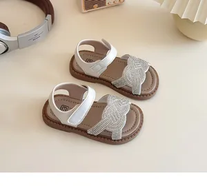 Vue détaillée de sandales tressées blanches pour filles avec strass