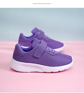 Vista detallada de zapatillas de correr de malla morada transpirable para niñas con velcro