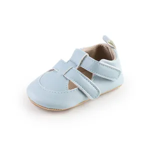 Detailansicht einer hellblauen Baby-Sandale mit weicher Sohle und Klettverschluss.