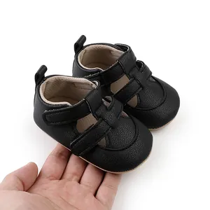 Detailansicht der schwarzen atmungsaktiven Baby-Lauflern-Sandalen mit festem Klettverschluss