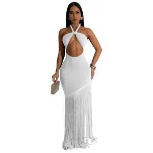 Detailansicht eines weißen Neckholder-Bodycon-Kleids mit Ausschnitt und Fransen