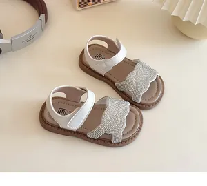 Vue détaillée de sandales blanches pour filles avec lanières tressées en strass et semelles