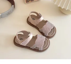 Vue détaillée de sandales roses pour filles avec brides tressées en strass brillants