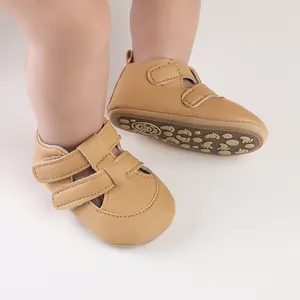 Detailansicht der braunen Lauflernschuhe für Babys mit Klettverschluss und rutschfester Sohle