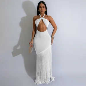 Elegantes weißes Neckholder Maxikleid mit Ausschnitt und langen Fransen am Saum
