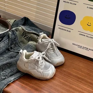 Primer plano de zapatillas infantiles de malla transpirable con suelas gruesas tipo dad