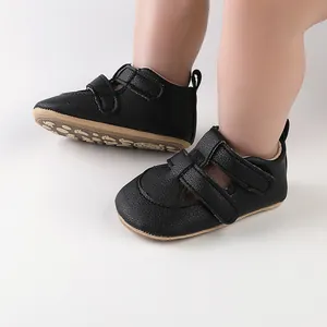 Nahaufnahme von schwarzen atmungsaktiven Baby-Lauflern-Sandalen aus feinem Narbenleder