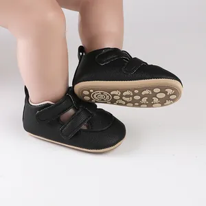 Detailansicht schwarzer PU-Leder Baby-Lauflernsandale mit doppeltem Klettverschluss