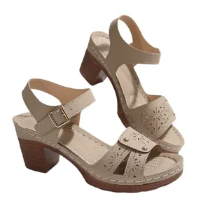 Elegante beige Damen-Sandaletten mit hohem Absatz, Lochmuster und goldfarbenen Nieten.