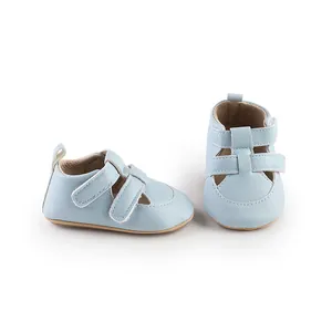 Nahaufnahme hellblauer Babylauflernschuhe mit praktischem doppelten Klettverschluss