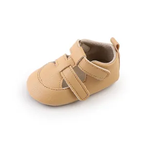 Detailansicht der hellbraunen Leder-Babyschuhe mit T-Riemen für Neugeborene