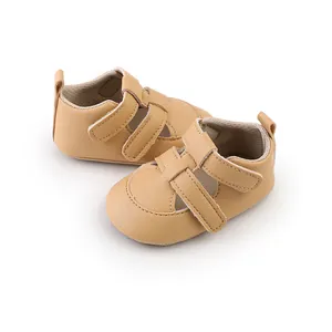 Detailansicht hellbraune Baby-Lauflernsandalen aus Kunstleder mit Klettverschluss