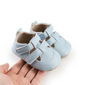 Nahaufnahme hellblauer, atmungsaktiver Babysandalen für Neugeborene