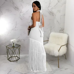Rückansicht eines eleganten weißen Halter-Bandagekleids mit langen Fransen für den Sommer