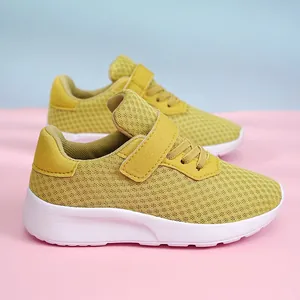 Zapatillas de correr transpirables de malla amarilla para niñas con suela blanca suave