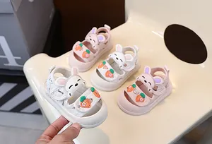 Sandales d'été pour tout-petits avec motifs lapin et carotte en plusieurs couleurs.