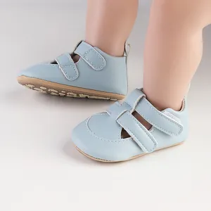 Detaillierte Ansicht hellblauer Lauflern-Sandalen für Babys mit doppeltem Klettverschluss