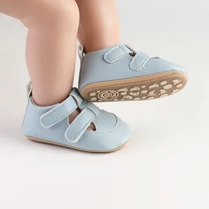 Detailansicht hellblauer Babysandalen mit rutschfester Sohle und Klettverschluss