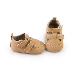 Detailansicht der beigen atmungsaktiven Baby-Ledersandalen mit Klettverschluss