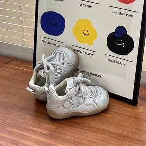 Zapatos deportivos de malla transpirable para niños grises con suelas gruesas marrones