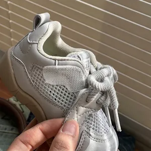 Zapatillas infantiles de malla transpirable blanco grisáceo con cierre de velcro