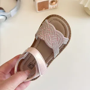 Sandales roses élégantes pour filles avec brides tressées en strass et semelle souple confortable