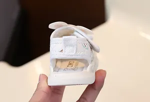 Gros plan du talon rembourré sur des sandales de marche blanches pour tout-petits