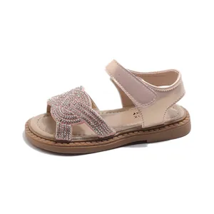 Sandales d'été élégantes pour filles avec brides tressées en strass et semelle souple.