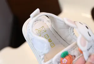 Détail macro d'une sandale respirante pour bébé avec semelle souple et joli lapin