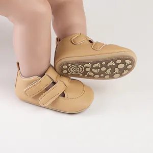 Detailansicht von atmungsaktiven braunen Baby Lauflernschuhen mit rutschfester Sohle
