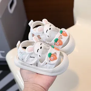 Sandales blanches pour tout-petits avec décorations de lapin et carotte pour l'été