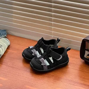 Langlebige schwarze atmungsaktive Baby-Sandalen mit Tarnmuster-Riemen und Klettverschluss
