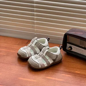 Detailansicht der atmungsaktiven Mesh-Sandalen für Babys mit einer weichen Gummisohle