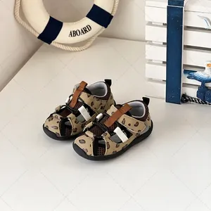 Λεπτομερής προβολή από παιδικά πέδιλα με λεοπάρ σχέδιο, δίχτυ και μαλακή σόλα