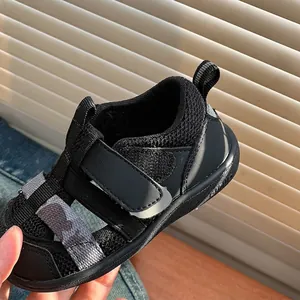 Atmungsaktive schwarze Kleinkinder-Laufsandalen mit Klettverschluss und Softsohle