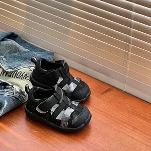 Atmungsaktive schwarze geschlossene Baby-Sandalen für Kleinkinder, Größe 16-25
