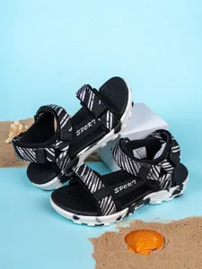 Sandalias de playa infantiles con tiras de rayas blancas y negras y suela de camuflaje