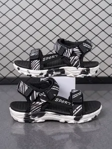 Primer plano de sandalias deportivas para niños con rayas de cebra y velcro