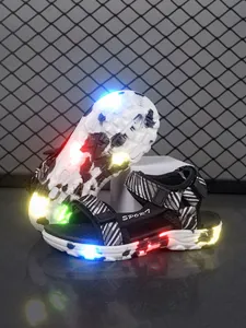 Detalle de sandalias deportivas para niños con coloridas luces LED parpadeantes