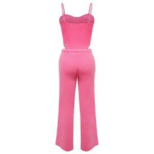 Achteraanzicht van een stijlvolle roze gewassen katoenen tweedelige set met hemdje en wijde broek