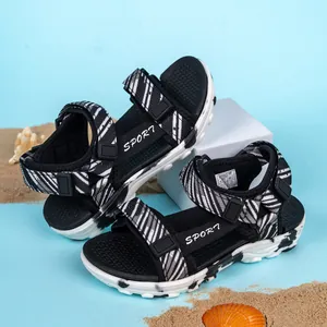 Detalle de sandalias deportivas infantiles con correas de rayas y accesorios de playa