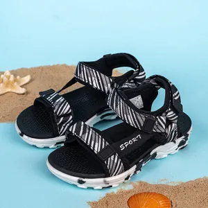 Sandalias de playa para niños con correas de cebra y una suela blanca resistente